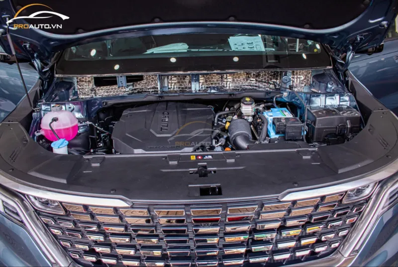 Kỹ thuật viên đang dán vật liệu cách âm STP lên vách ngăn khoang máy ô tô