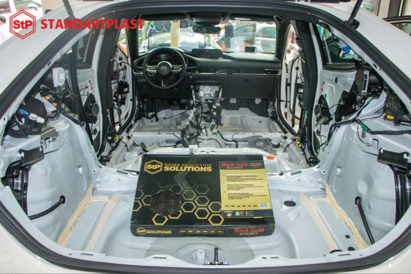 Mô tả chi tiết về cách âm ô tô là gì, bao gồm các vật liệu và vị trí dán cách âm trên xe