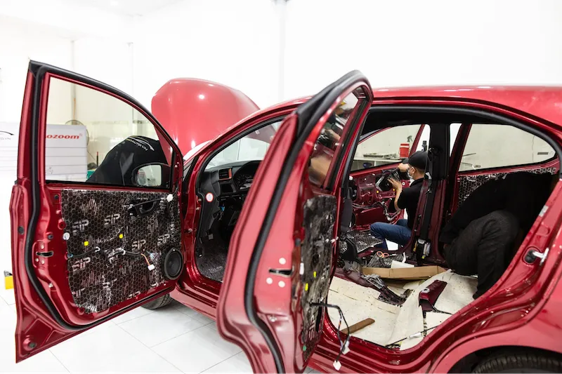 Kỹ thuật dán vật liệu cách âm xe ô tô chuyên sâu cho khu vực cánh cửa