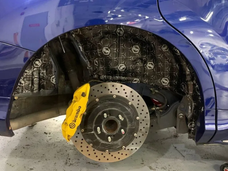 Dán cách âm, xịt phủ cao su non hay lắp tấm nhựa che hốc bánh xe là giải pháp hiệu quả cho khu vực hốc lốp