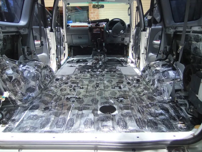 Dán vật liệu cách âm xe ô tô lên toàn bộ sàn xe sau khi tháo ghế để chống ồn tối đa