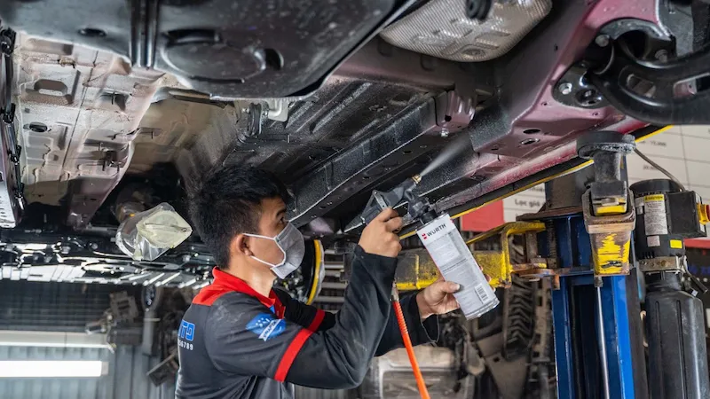 Xịt phủ gầm bằng vật liệu cách âm xe ô tô chuyên dụng giúp giảm tiếng ồn từ gầm xe