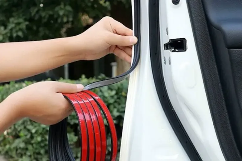Gắn gioăng cao su ở mép ngoài cửa nhằm giảm thiểu tiếng ồn lọt vào bên trong xe, một giải pháp cách âm xe ô tô chi phí thấp