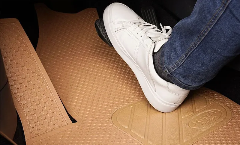 Sử dụng thảm lót sàn ô tô chống ồn là giải pháp cách âm xe hơi mang lại hiệu quả cao, cải thiện không gian nội thất