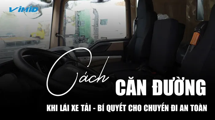 Tài xế đang nhìn gương chiếu hậu để căn đường khi lái xe tải