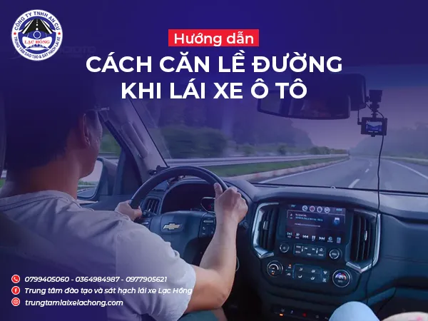 Hình ảnh minh họa một người lái xe đang quan sát gương chiếu hậu bên phải để căn lề xe ô tô