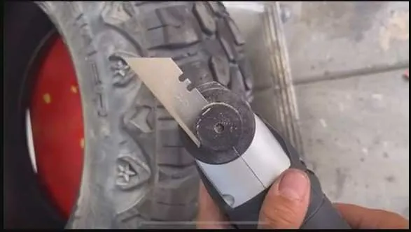 Chuẩn bị đầy đủ các dụng cụ cắt lốp xe ô tô, bao gồm lưỡi dao sắc và máy cắt rung để thực hiện quá trình tái chế