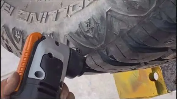 Thực hiện đường cắt lốp xe ô tô theo đường vẽ đã định, đảm bảo áp dụng lực cắt vừa phải và giữ lưỡi dao vuông góc