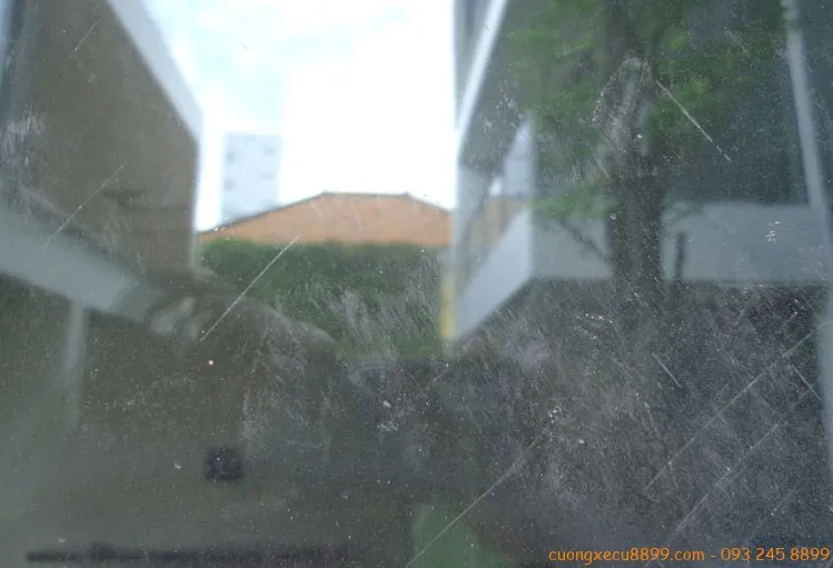 Cách châm nước rửa kính xe ô tô bảo vệ tầm nhìn tốt nhất