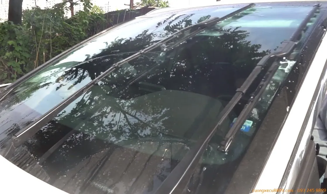 Hệ thống phun nước rửa kính và cần gạt nước xe ô tô hoạt động