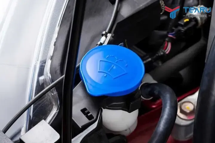 Kiểm tra mức nước và dung dịch rửa kính xe Innova định kỳ