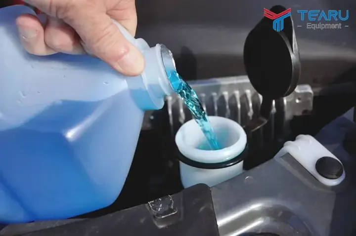 Quy trình hướng dẫn châm nước rửa kính xe ô tô Innova đúng kỹ thuật