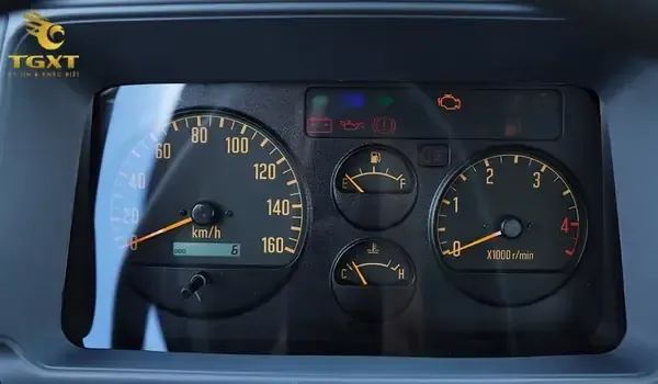 Màn hình hiển thị giờ giấc trên bảng đồng hồ của xe Hino Series 500