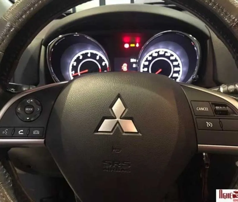 Hình ảnh bảng điều khiển trung tâm với đồng hồ và màn hình giải trí