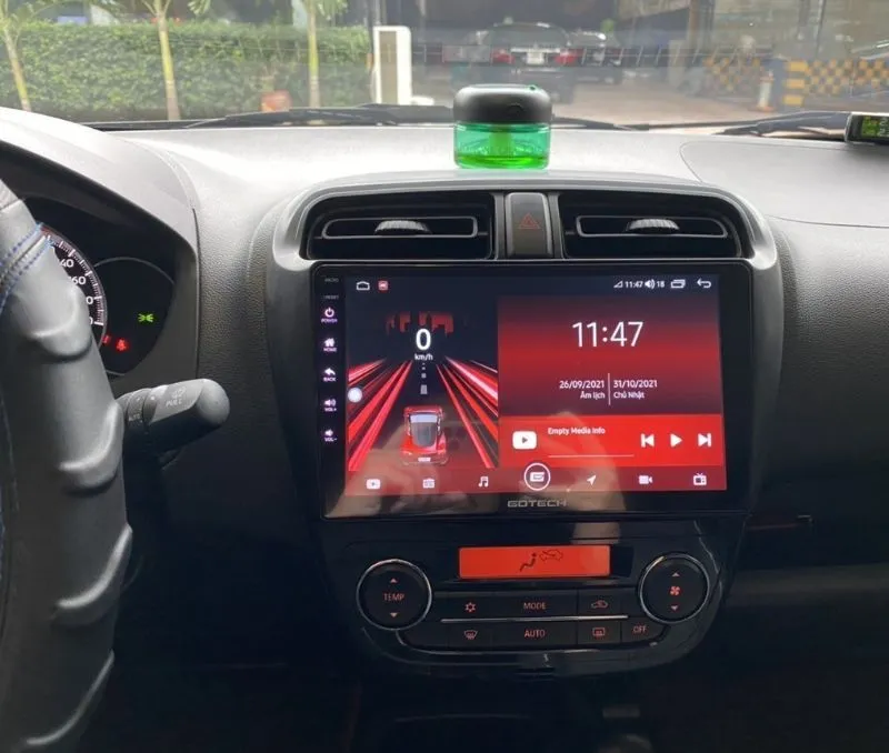 Hình ảnh đồng hồ kỹ thuật số trên xe ô tô hiển thị thời gian chính xác