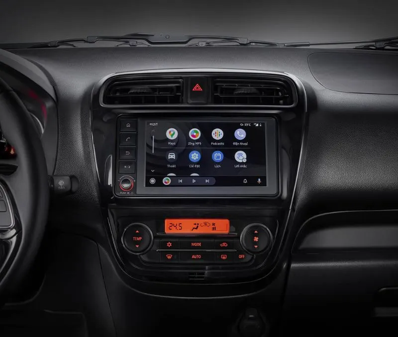 Hình ảnh người lái xe đang điều chỉnh nút trên bảng điều khiển