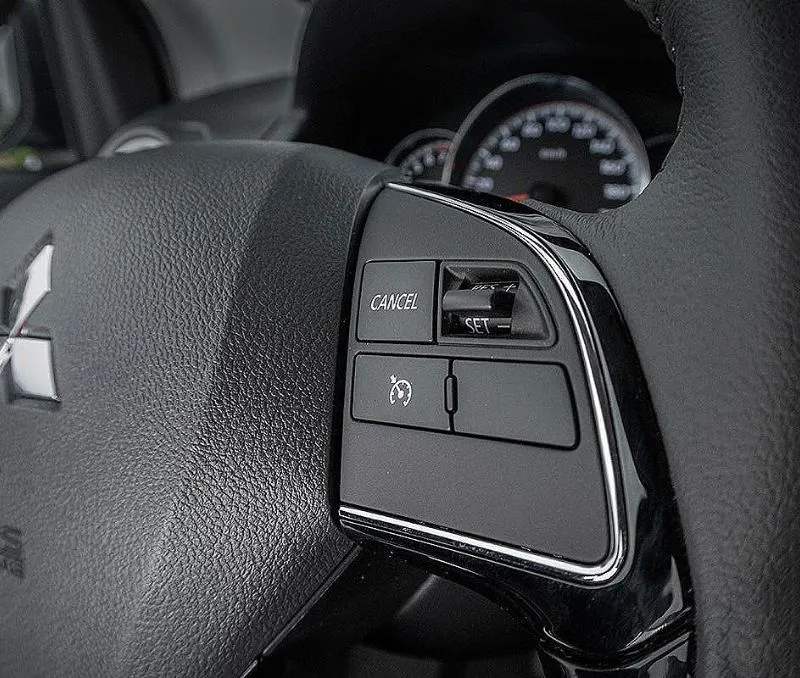 Hình ảnh nút điều chỉnh đồng hồ trên bảng điều khiển xe ô tô