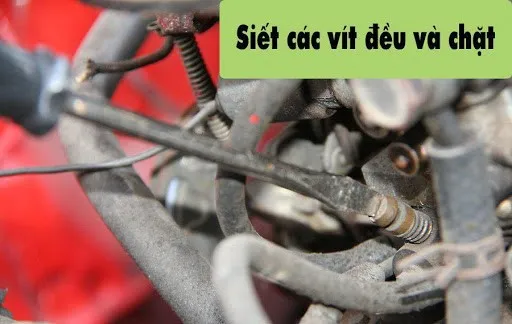 Vặn các vít đều nhau khi chỉnh xăng gió tại nhà.