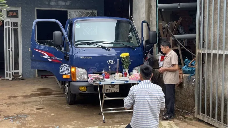 Cúng xe tải mới để cầu phước lành cho những người điều khiển phương tiện này được thuận lợi, bình an