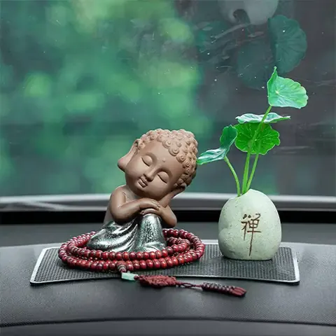 Khắc Phục Lỗi Tượng Rơi Và Keo Làm Mờ Kính khi Dán Tượng Trên Ô Tô