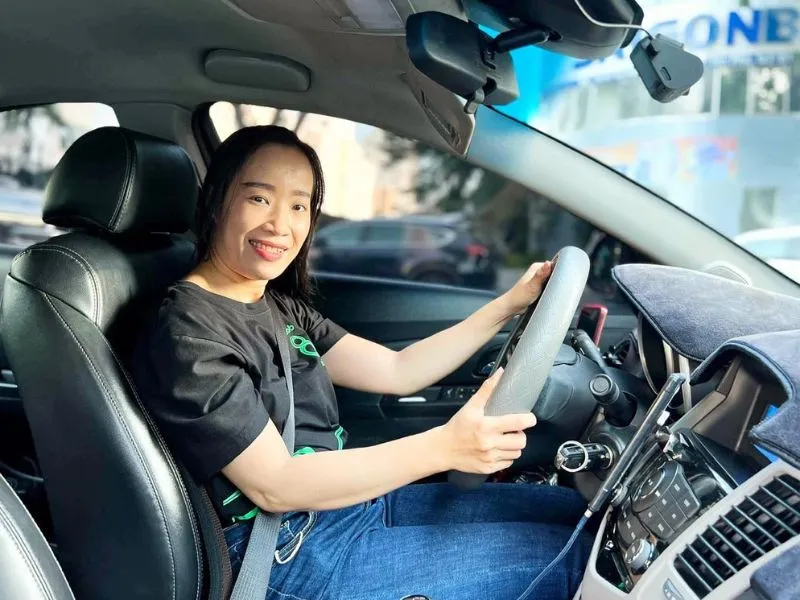 Hình ảnh xe ô tô chạy Grab đã dán phù hiệu xe hợp đồng