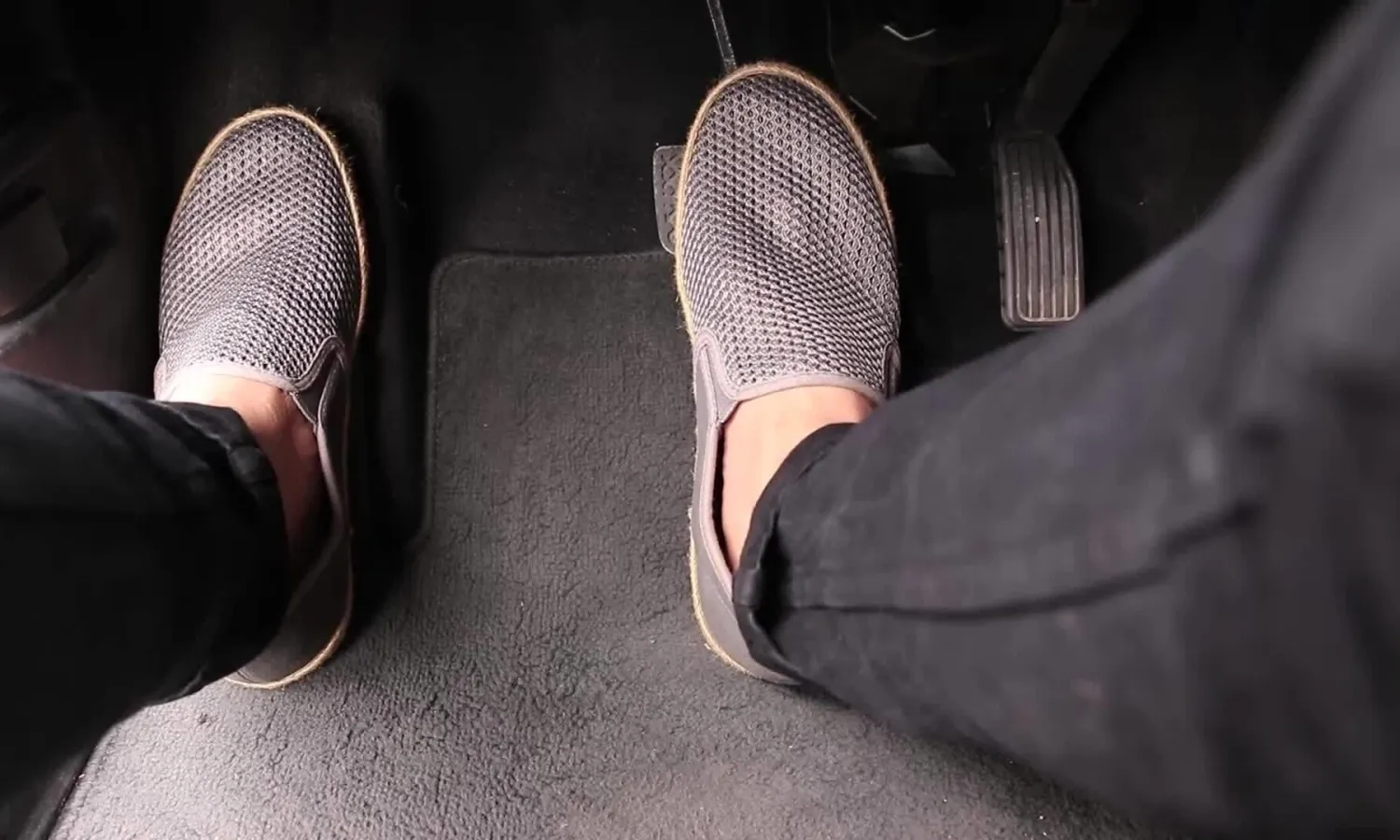 Minh họa tư thế đặt chân phải và chân trái chuẩn khi lái xe số tự động, chân trái đặt ở chỗ nghỉ