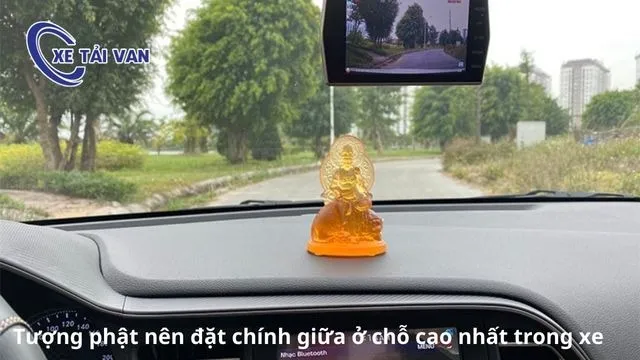 Tượng phật nên đặt chính giữa ở chỗ cao nhất trong xe
