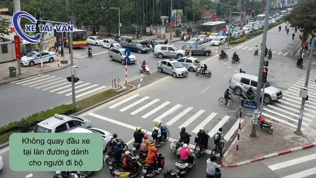 Tuyệt đối không quay đầu xe tại làn đường dành riêng cho người đi bộ