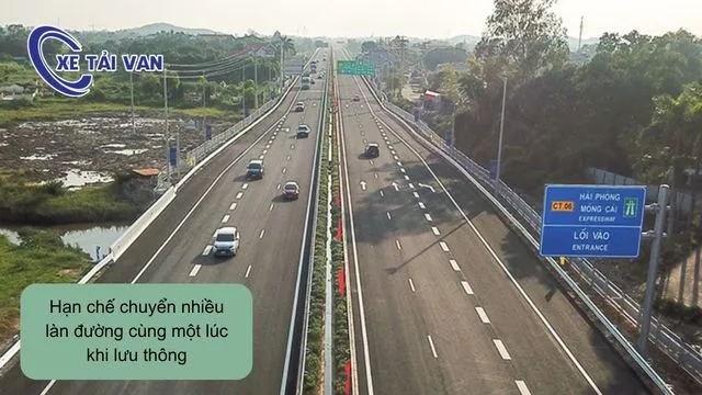 Tài xế nên hạn chế chuyển nhiều làn đường cùng một lúc khi lưu thông