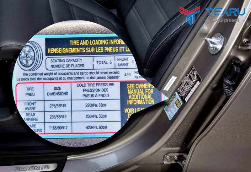 Người dùng đang kiểm tra áp suất lốp xe sau khi xe dừng hoạt động