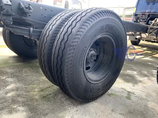 Hình ảnh tổng thể về lốp xe tải và các ký hiệu in trên thành lốp