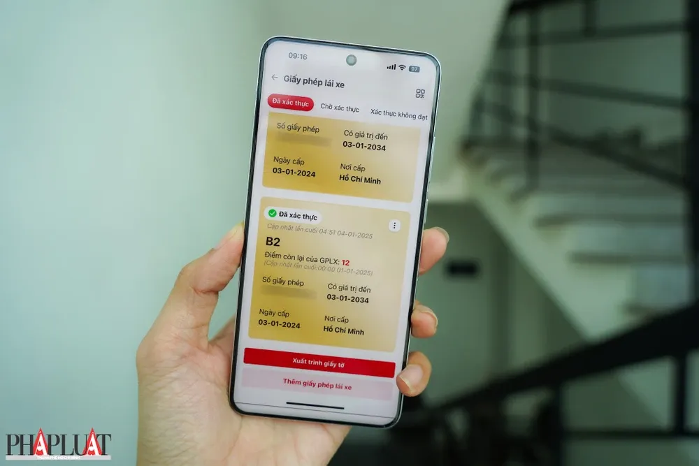 GPLX đã được xác thực trên ứng dụng VNeID có giá trị tương đương GPLX bản cứng. Ảnh: MINH HOÀNG