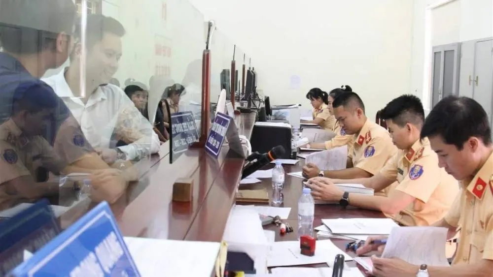 Nộp giấy khai đăng ký xe ô tô và hồ sơ tại cơ quan Công an có thẩm quyền