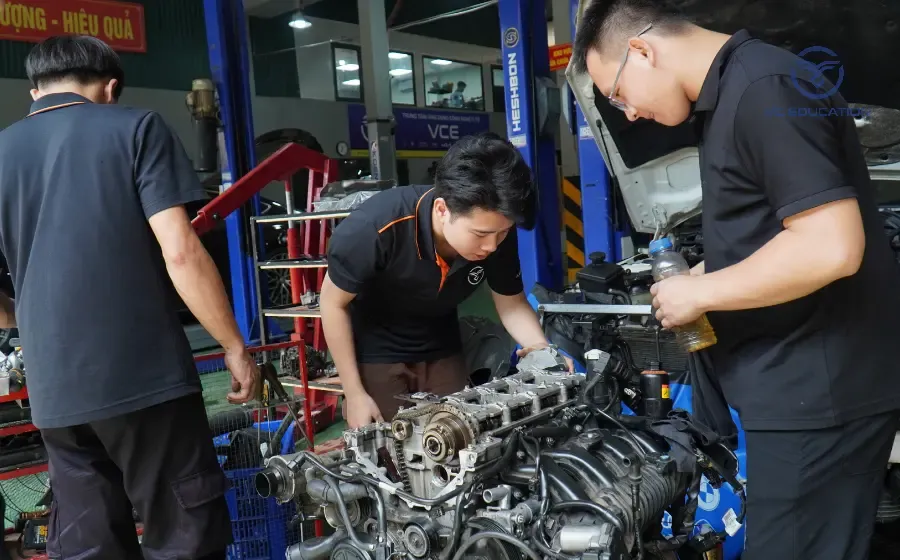 Hình ảnh Kỹ thuật viên đang sử dụng công cụ chẩn đoán chuyên dụng trong quá trình học sửa chữa ô tô nâng cao