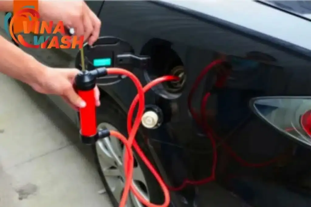 Cách hút xăng xe ô tô bằng máy hút chuyên dụng