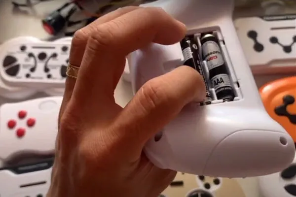 Kiểm tra tình trạng pin của remote là bước khắc phục cơ bản đầu tiên