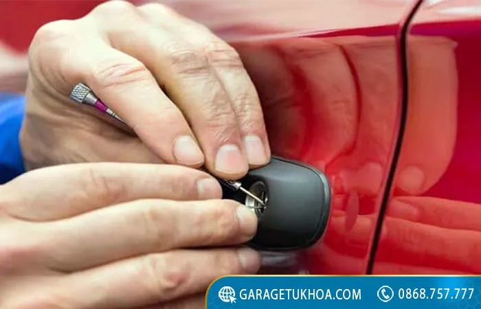 Mở cửa xe ô tô khi không có chìa khóa đơn giản