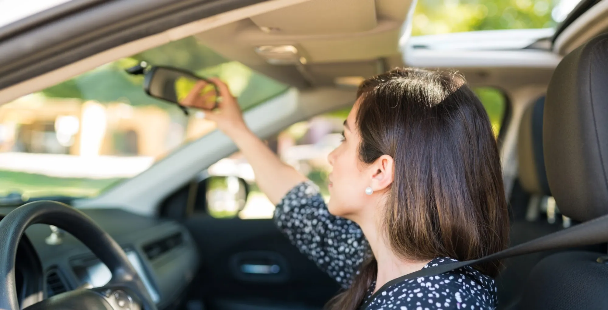 Ngồi vào ghế lái, điều chỉnh ghế và gương chiếu hậu, thắt dây an toàn đúng quy định