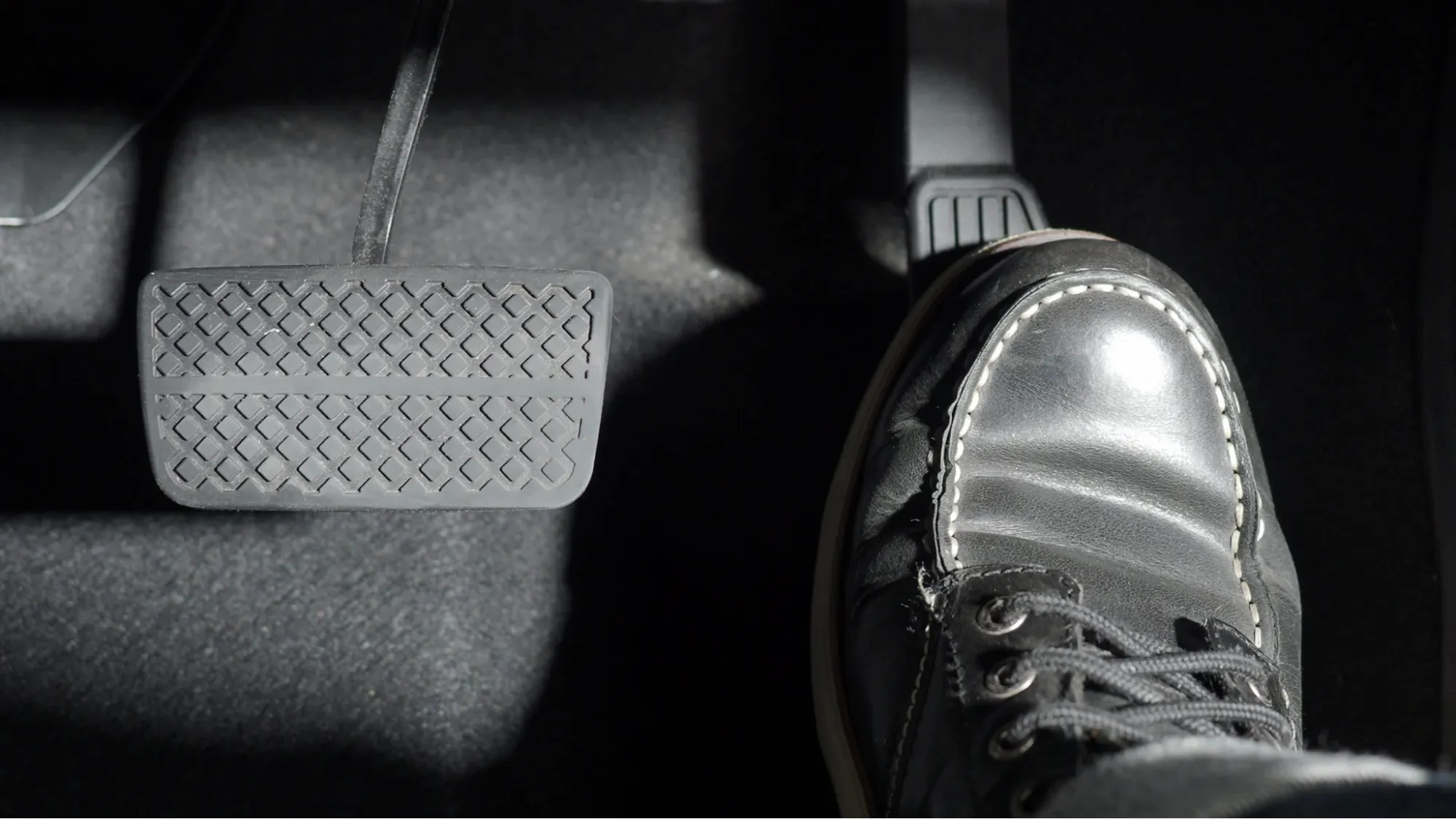 Nhả chân côn từ từ, đồng thời chân phải nhấn lên bàn đạp ga