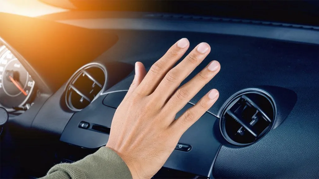 Lọc gió bám bụi bẩn là nguyên nhân làm máy lạnh xe có mùi và hoạt động kém
