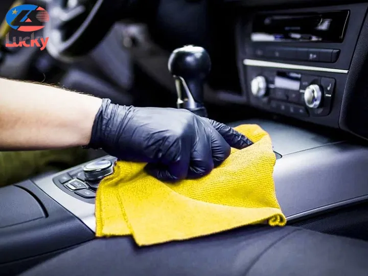 Thường xuyên vệ sinh nội thất xe sạch sẽ