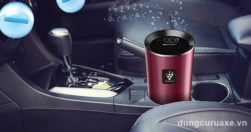 Thiết bị lọc không khí hiện đại được cắm vào cổng sạc trên xe ô tô đang hoạt động để khử mùi hôi