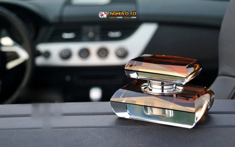 Cách khử mùi nhựa trong xe ô tô mới bằng các phương pháp chuyên nghiệp, bao gồm sử dụng nước hoa xe hơi và cồn isopropyl