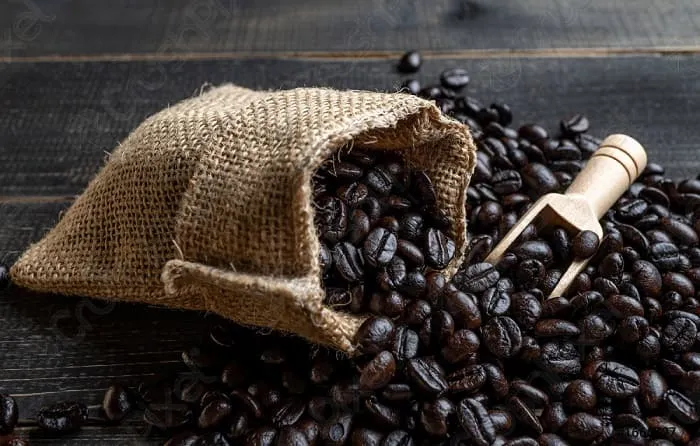 Túi vải nhỏ đựng cà phê rang xay, đặt trên thảm sàn xe ô tô