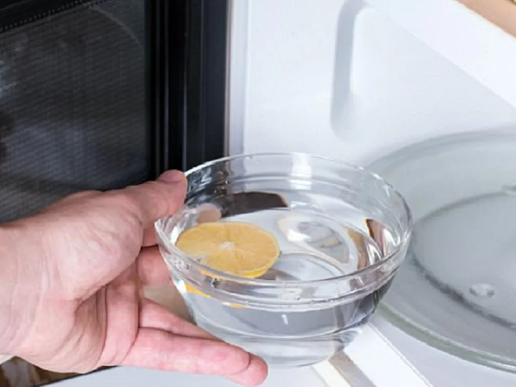 Các chủ xe cũng có thể dùng giấm trắng để khử mùi hôi