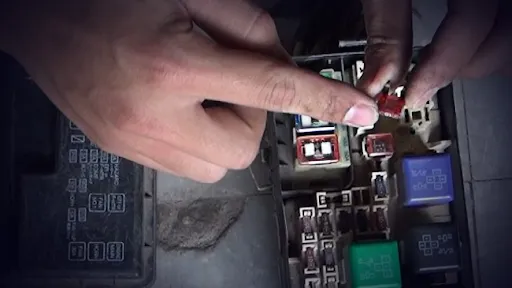 Cách kiểm tra cầu chì xe tải