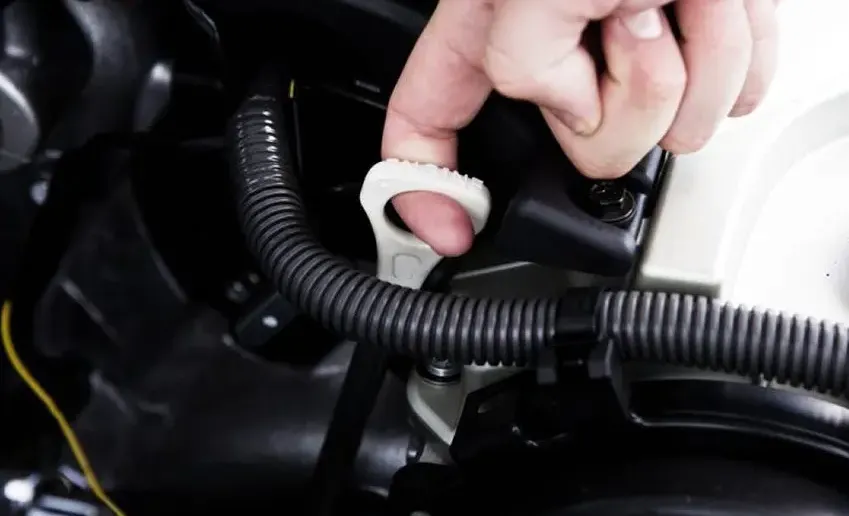 allintitle:cách kiểm tra dầu hộp số ô tô: Hướng Dẫn Xác Định Vị Trí Que Thăm Dầu Truyền Động