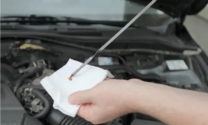 cách kiểm tra dầu hộp số ô tô: Hình Ảnh Dầu Bị Bọt Hoặc Biến Chất Nghiêm Trọng