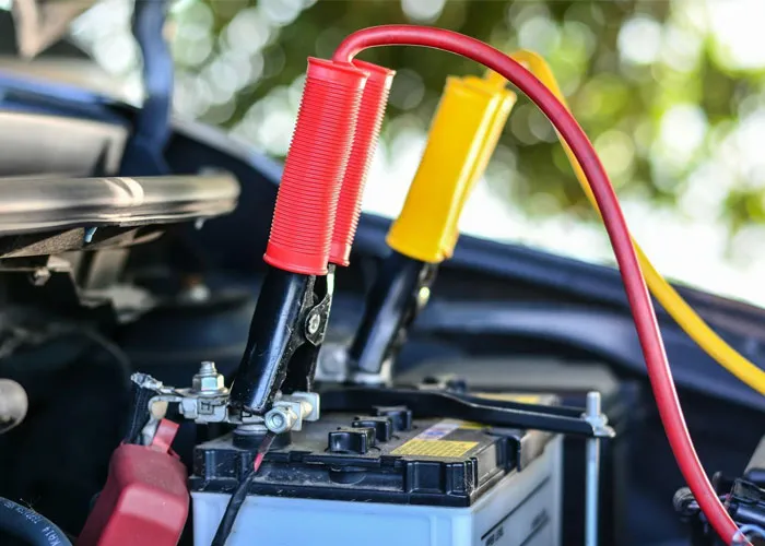 Kiểm tra điện áp ắc quy bằng đồng hồ vạn năng