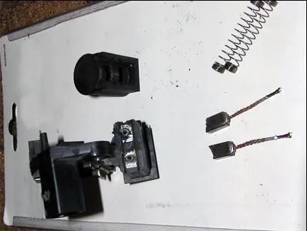 Chổi than được tháo ra khỏi cụm điều chỉnh